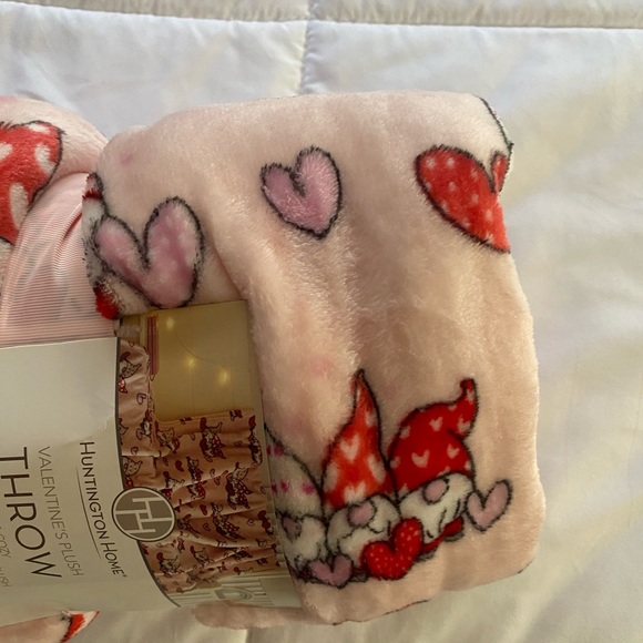NWT Huntington home valentines plush throw - Picture 5 of 7
